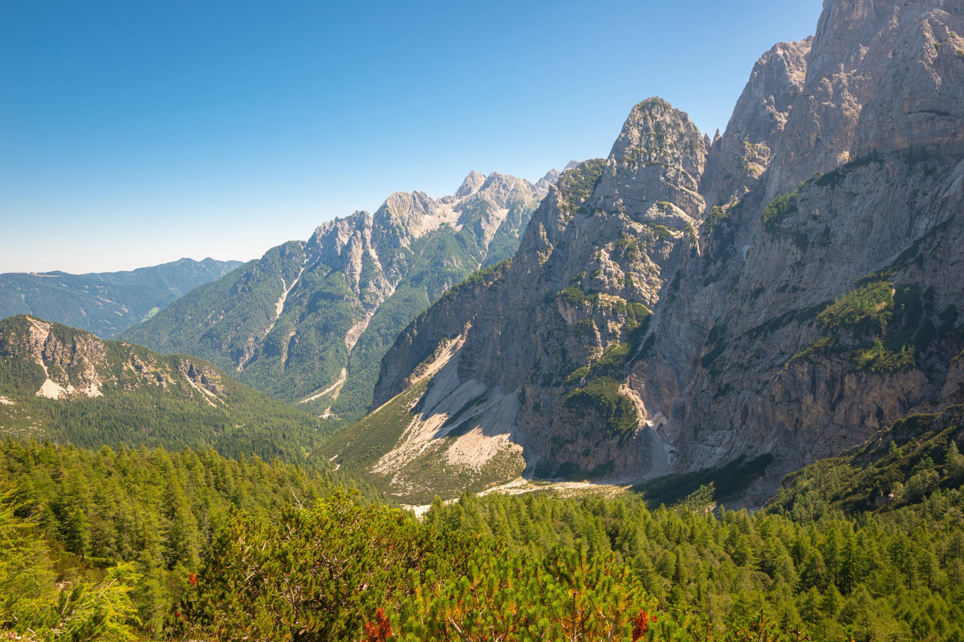 Majestätische steile Berge im Nationalpark Triglav, Slowenien