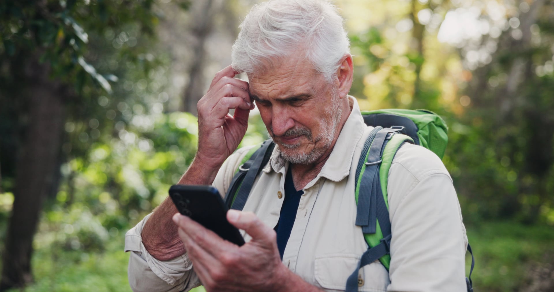 Denken, telefoon en volwassen man in de natuur voor richtingen, navigatie-app en het controleren van de route. Verloren, laag signaal en ecologist in het bos met mobiele connectiviteit en locatie-trackingfout in de wildernis