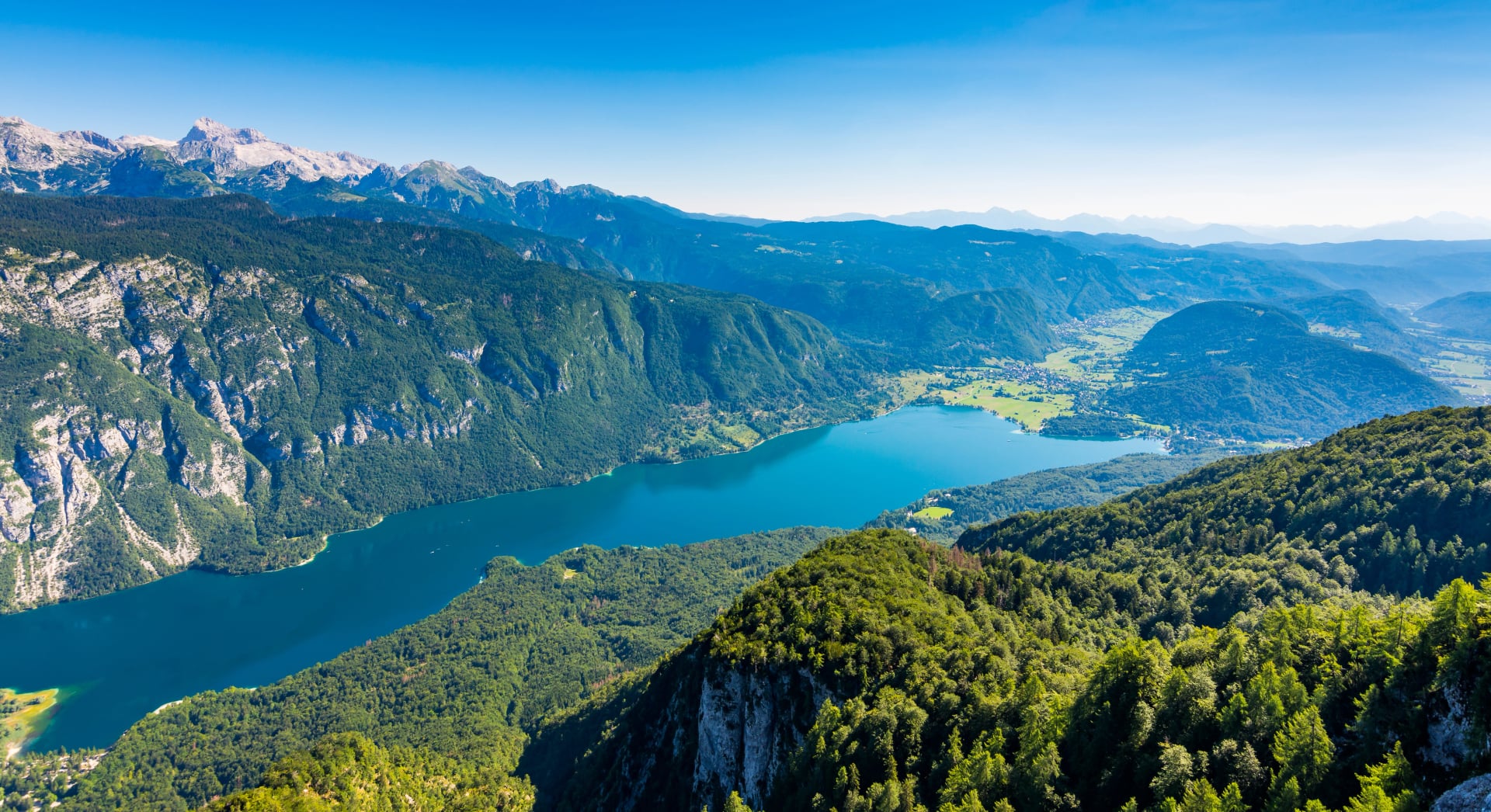 Luchtfoto van het Bohinj-meer vanaf het Vogel kabelbaanstation. Bergen van Slovenië in het Triglav nationaal park. Julianen Alpen landschap. Blauw water, zomerse lucht, bergen op de achtergrond