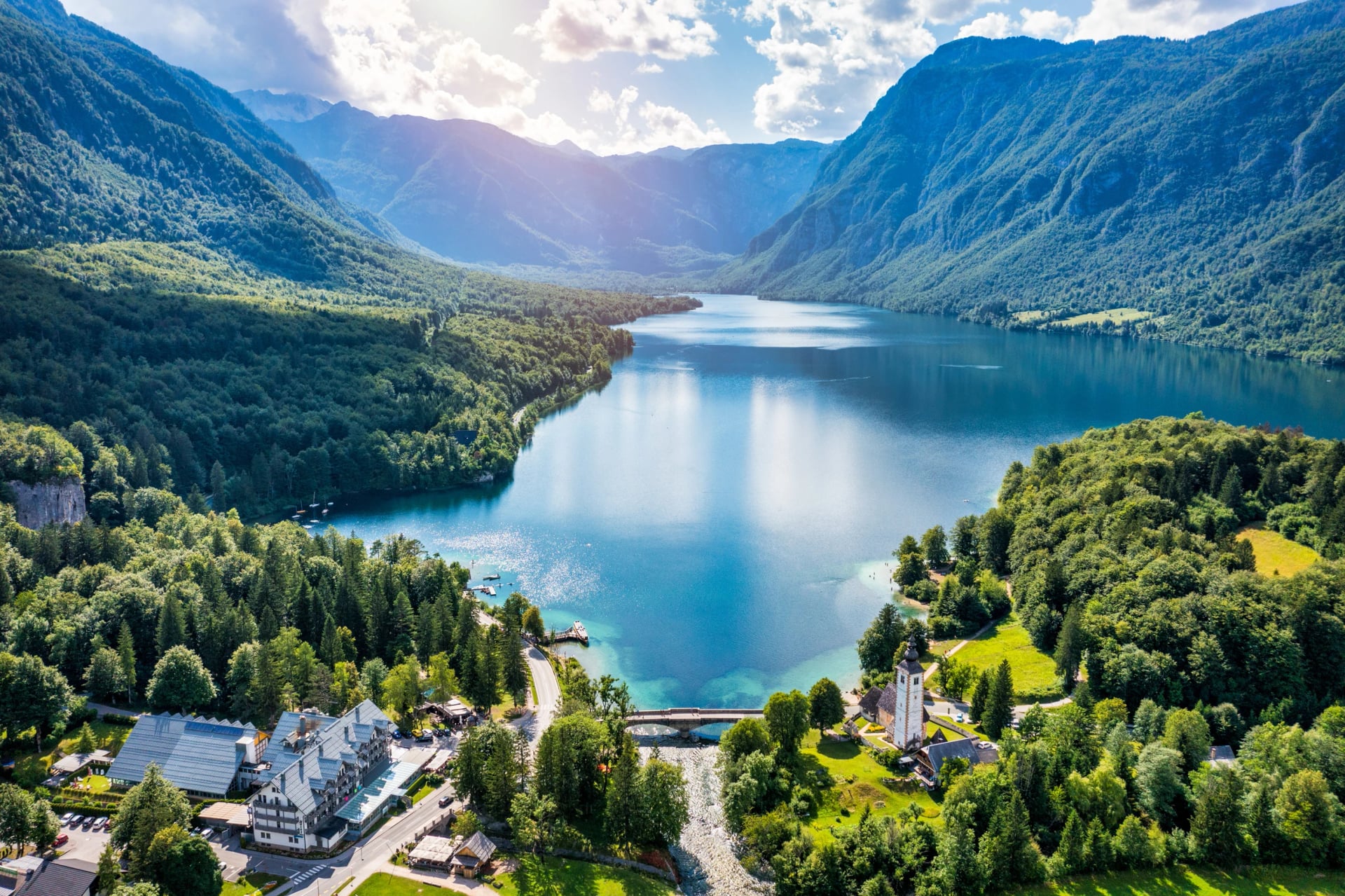 Luftaufnahme des Bohinjsees in den Julischen Alpen. Beliebtes Touristenziel in Slowenien. Bohinjsee, Kirche des heiligen Johannes des Täufers. Triglav-Nationalpark, Julische Alpen, Slowenien.