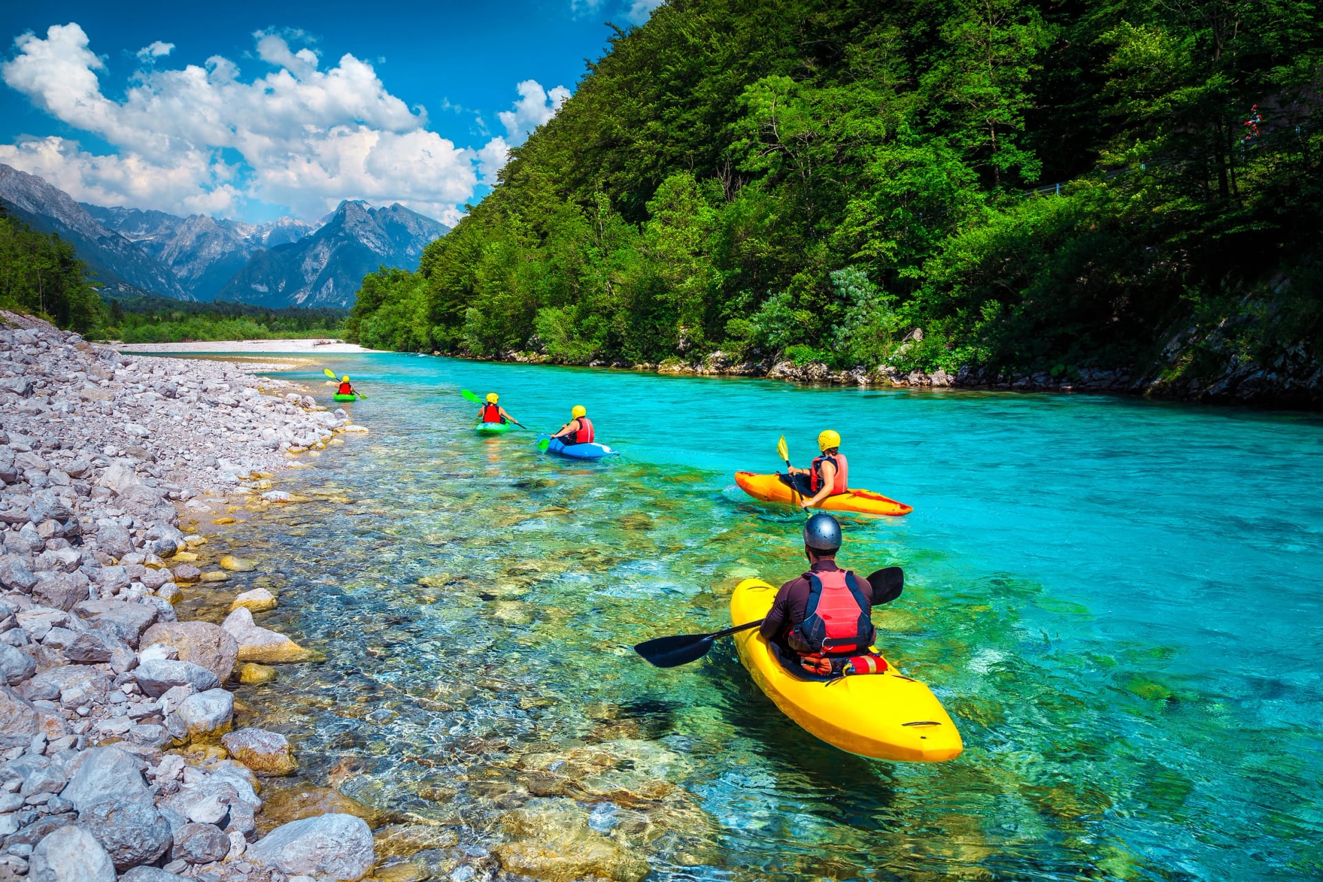 Sportliche Kajakfahrer auf dem schönen türkisfarbenen Soča-Fluss, Bovec, Slowenien