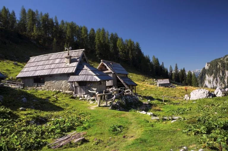bregars shelter on viševnik